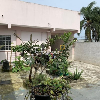 Casa com 145m², 5 quartos (sendo 1 suíte), 5 garagens, no bairro Centro em São José