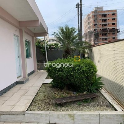 Casa com 145m², 5 quartos (sendo 1 suíte), 5 garagens, no bairro Centro em São José