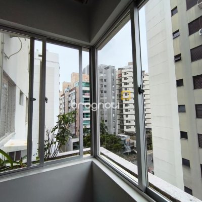 Apartamento com 92m², 2 quartos (sendo 1 suíte), 1 garagem, no bairro Centro em Florianópolis