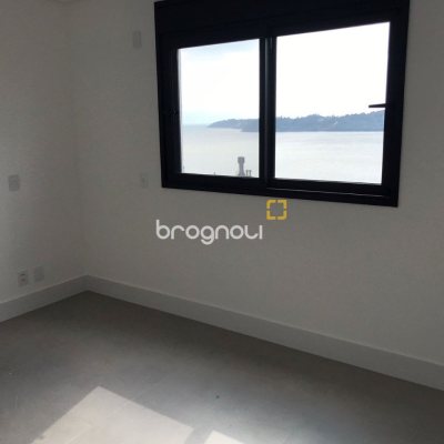 Apartamento com 134m², 3 quartos (sendo 3 suítes), 3 garagens, no bairro João Paulo em Florianópolis