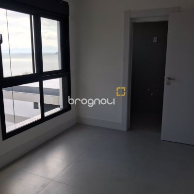 Apartamento com 134m², 3 quartos (sendo 3 suítes), 3 garagens, no bairro João Paulo em Florianópolis
