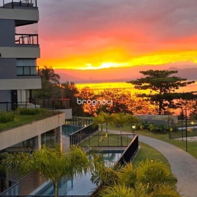 Apartamento com 134m², 3 quartos (sendo 3 suítes), 3 garagens, no bairro João Paulo em Florianópolis