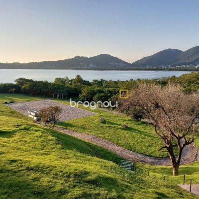 Apartamento com 134m², 3 quartos (sendo 3 suítes), 3 garagens, no bairro João Paulo em Florianópolis