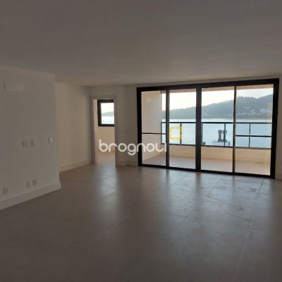 Apartamento com 134m², 3 quartos (sendo 3 suítes), 3 garagens, no bairro João Paulo em Florianópolis