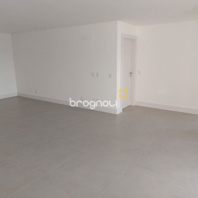 Apartamento com 134m², 3 quartos (sendo 3 suítes), 3 garagens, no bairro João Paulo em Florianópolis