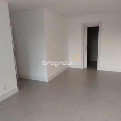 Apartamento com 134m², 3 quartos (sendo 3 suítes), 3 garagens, no bairro João Paulo em Florianópolis