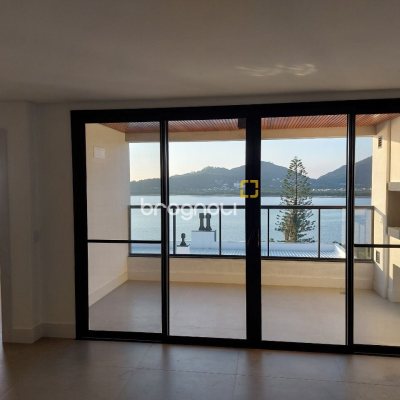 Apartamento com 134m², 3 quartos (sendo 3 suítes), 3 garagens, no bairro João Paulo em Florianópolis