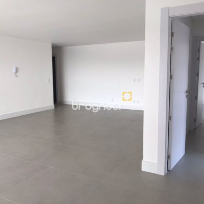 Apartamento com 134m², 3 quartos (sendo 3 suítes), 3 garagens, no bairro João Paulo em Florianópolis