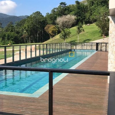 Apartamento com 134m², 3 quartos (sendo 3 suítes), 3 garagens, no bairro João Paulo em Florianópolis