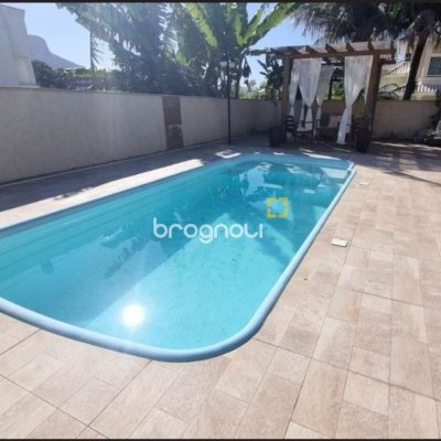 Casa com 233m², 3 quartos (sendo 1 suíte), 4 garagens, no bairro Pedra Branca em Palhoça