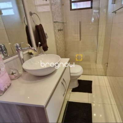 Casa com 233m², 3 quartos (sendo 1 suíte), 4 garagens, no bairro Pedra Branca em Palhoça