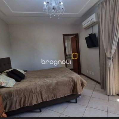 Casa com 233m², 3 quartos (sendo 1 suíte), 4 garagens, no bairro Pedra Branca em Palhoça