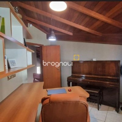 Casa com 233m², 3 quartos (sendo 1 suíte), 4 garagens, no bairro Pedra Branca em Palhoça