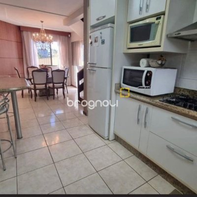 Casa com 233m², 3 quartos (sendo 1 suíte), 4 garagens, no bairro Pedra Branca em Palhoça