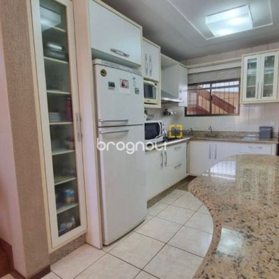 Casa com 233m², 3 quartos (sendo 1 suíte), 4 garagens, no bairro Pedra Branca em Palhoça