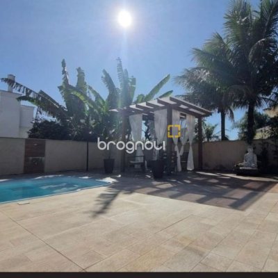 Casa com 233m², 3 quartos (sendo 1 suíte), 4 garagens, no bairro Pedra Branca em Palhoça