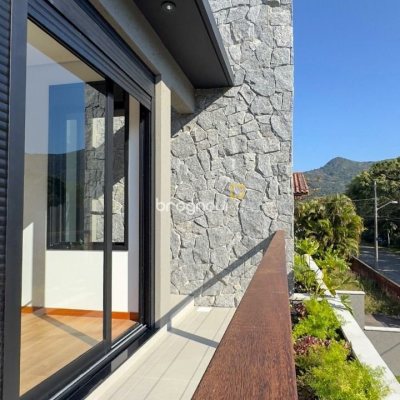 Casa com 164m², 3 quartos (sendo 1 suíte), 2 garagens, no bairro Pântano do Sul em Florianópolis