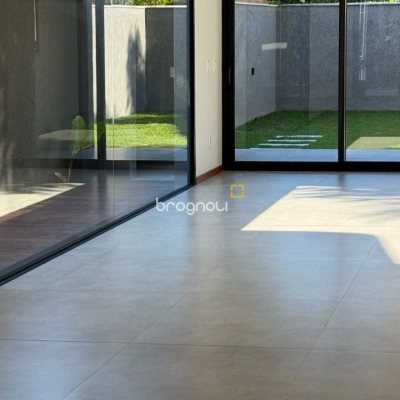 Casa com 164m², 3 quartos (sendo 1 suíte), 2 garagens, no bairro Pântano do Sul em Florianópolis