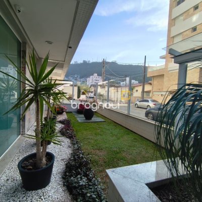 Apartamento com 65m², 2 quartos (sendo 1 suíte), 1 garagem, no bairro Trindade em Florianópolis