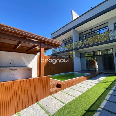 Casa com 300m², 4 quartos (sendo 2 suítes), 2 garagens, no bairro Praia do Sonho em Palhoça
