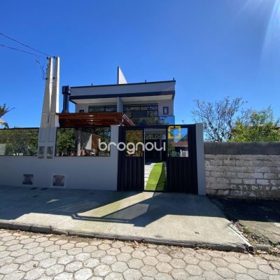 Casa com 300m², 4 quartos (sendo 2 suítes), 2 garagens, no bairro Praia do Sonho em Palhoça