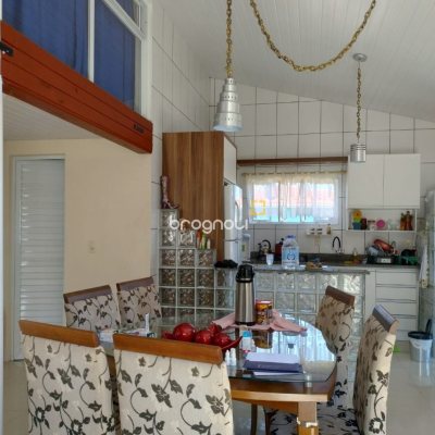 Pousada / Hotel com 284m², 9 quartos (sendo 1 suíte), 6 garagens, no bairro Canasvieiras em Florianópolis