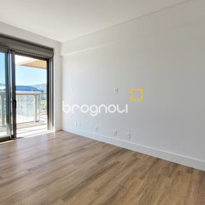 Apartamento com 232m², 3 quartos (sendo 3 suítes), 3 garagens, no bairro Jurerê Internacional em Florianópolis