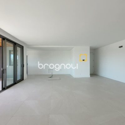 Apartamento com 232m², 3 quartos (sendo 3 suítes), 3 garagens, no bairro Jurerê Internacional em Florianópolis