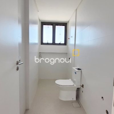 Apartamento com 232m², 3 quartos (sendo 3 suítes), 3 garagens, no bairro Jurerê Internacional em Florianópolis