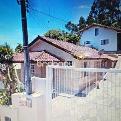 Casa com 113m², 4 quartos, 2 garagens, no bairro Pantanal em Florianópolis