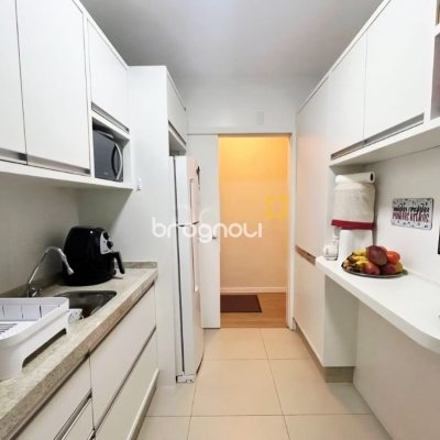 Apartamento com 77m², 2 quartos (sendo 1 suíte), 1 garagem, no bairro Centro em Florianópolis