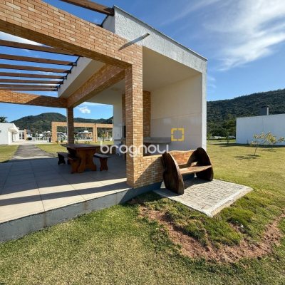 Terreno com 400m², no bairro Ratones em Florianópolis