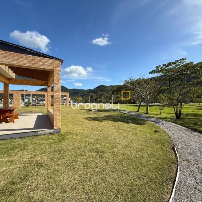 Terreno com 400m², no bairro Ratones em Florianópolis