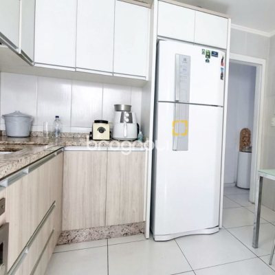 Apartamento com 93m², 2 quartos (sendo 1 suíte), 1 garagem, no bairro Centro em Florianópolis