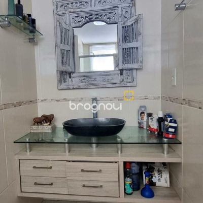Apartamento com 93m², 2 quartos (sendo 1 suíte), 1 garagem, no bairro Centro em Florianópolis