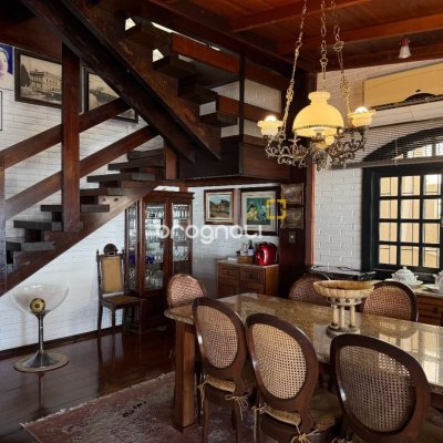 Casa com 416m², 3 quartos (sendo 1 suíte), 4 garagens, no bairro Agronômica em Florianópolis