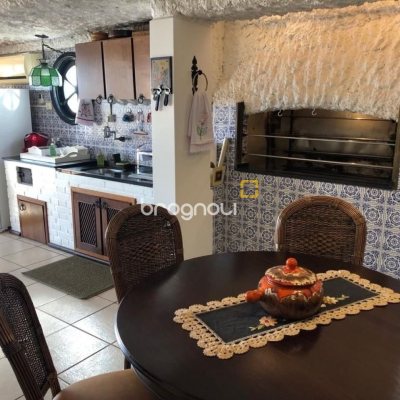 Casa com 416m², 3 quartos (sendo 1 suíte), 4 garagens, no bairro Agronômica em Florianópolis