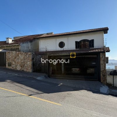 Casa com 416m², 3 quartos (sendo 1 suíte), 4 garagens, no bairro Agronômica em Florianópolis