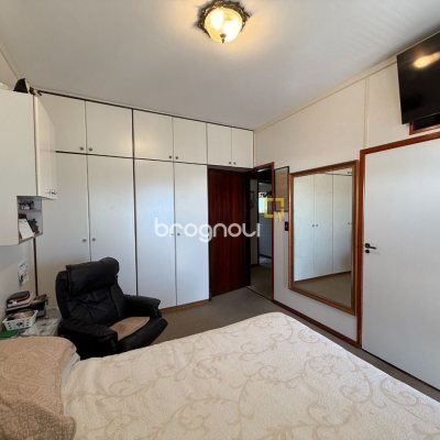 Casa com 416m², 3 quartos (sendo 1 suíte), 4 garagens, no bairro Agronômica em Florianópolis
