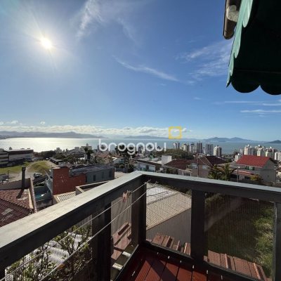 Casa com 416m², 3 quartos (sendo 1 suíte), 4 garagens, no bairro Agronômica em Florianópolis