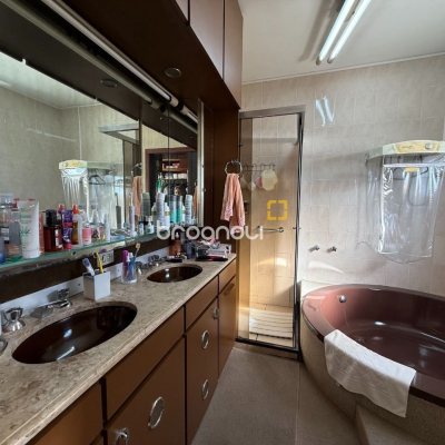Casa com 416m², 3 quartos (sendo 1 suíte), 4 garagens, no bairro Agronômica em Florianópolis