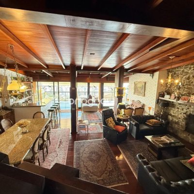 Casa com 416m², 3 quartos (sendo 1 suíte), 4 garagens, no bairro Agronômica em Florianópolis
