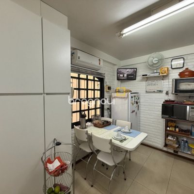 Casa com 416m², 3 quartos (sendo 1 suíte), 4 garagens, no bairro Agronômica em Florianópolis