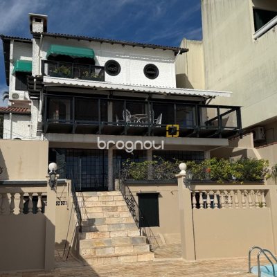 Casa com 416m², 3 quartos (sendo 1 suíte), 4 garagens, no bairro Agronômica em Florianópolis