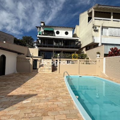 Casa com 416m², 3 quartos (sendo 1 suíte), 4 garagens, no bairro Agronômica em Florianópolis