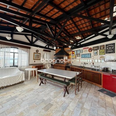 Casa com 416m², 3 quartos (sendo 1 suíte), 4 garagens, no bairro Agronômica em Florianópolis