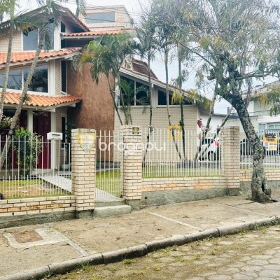 Casa com 160m², 4 quartos, 2 garagens, no bairro Lagoa da Conceição em Florianópolis