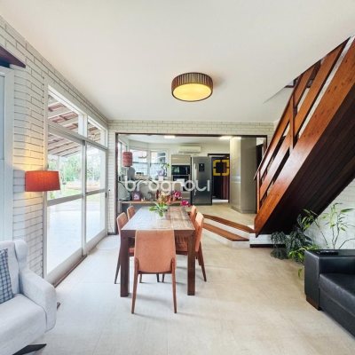 Casa com 160m², 4 quartos, 2 garagens, no bairro Lagoa da Conceição em Florianópolis