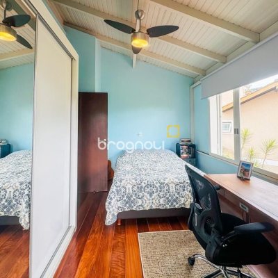 Casa com 160m², 4 quartos, 2 garagens, no bairro Lagoa da Conceição em Florianópolis