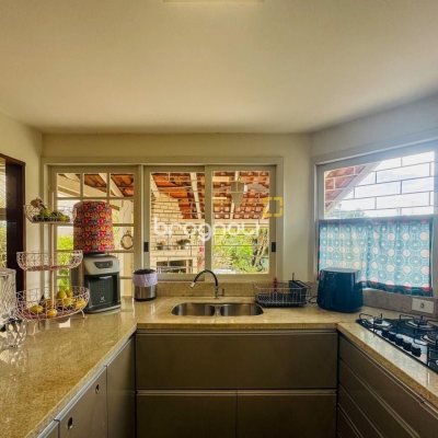 Casa com 160m², 4 quartos, 2 garagens, no bairro Lagoa da Conceição em Florianópolis